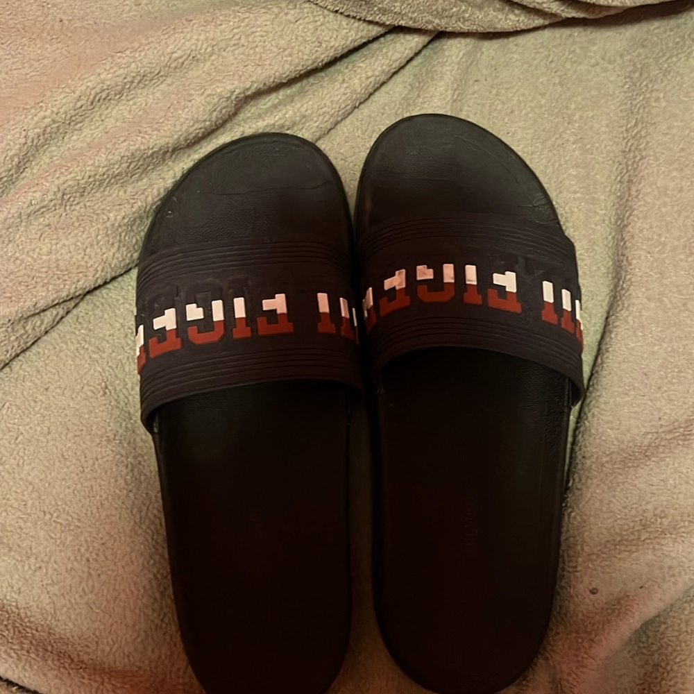 Size 9 but can fit a 8.5 Nice fit and comfortable